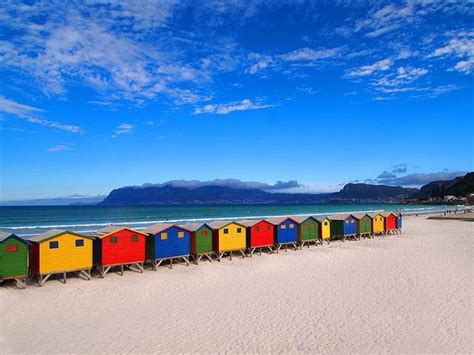 Der Strand von Muizenberg - Ein buntes Paradies zum Surfen und Entspannen!