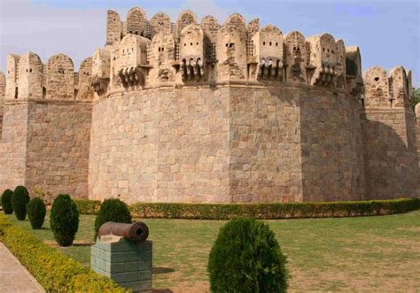  Das Golconda Fort: Eine Festung voller Geschichte und majestätischer Ausblicke!