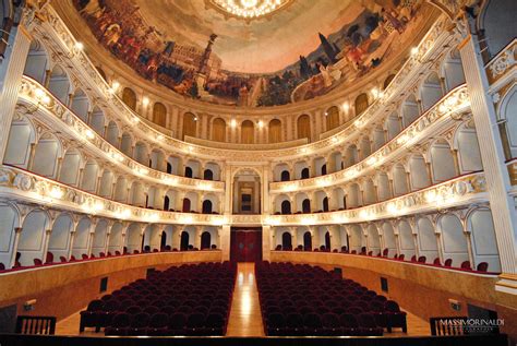  Der Teatro Flavio Vespasiano: Eine architektonische Zeitreise durch die Römergeschichte!