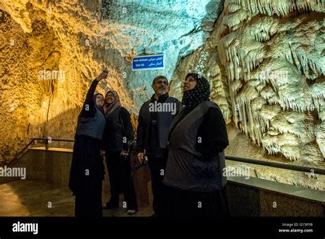 Die Ali-Sadr-Höhle: Ein unterirdisches Abenteuer voller kristallklarer Seen und beeindruckender Kalksteinformationen!