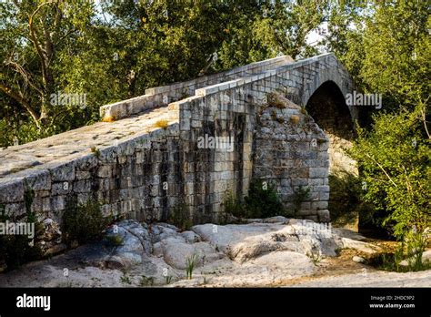 Die Kilian-Brücke – Ein architektonisches Meisterwerk voller historischer Geschichten und malerischer Aussichten!